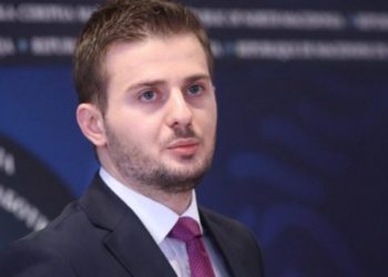 Sulmi ndaj Ambasadës në Beograd/ Cakaj: Një mision diplomatik nuk duhet t’i nënshtrohet vandalizmit