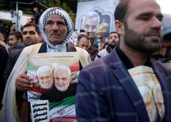 Trupi i Soleimanit mbërrin në Iran, shpallen tre ditë zie për gjeneralin