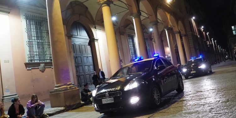 260919 - Prima sera nuovi controlli dinamici Carabinieri con pattuglie in automobile zona piazza Verdi, via Zamboni e via Petroni - anti contro controllo degrado spaccio droga  - 260919 - PRIMA SERA CONTROLLI DINAMICI CARABINIERI ZONA PIAZZA VERDI - fotografo: BENVENUTI