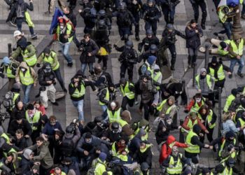 I vunë flakën kazanëve të plehrave dhe thyen dritaret, policia franceze arreston 30 jelekverdhë