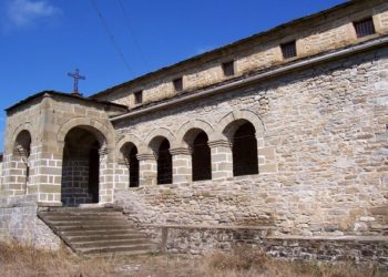 Fishekzjarrët dhe kapsollat shkojnë në drejtimin e gabuar, djegin kishën në Kurbin (VIDEO)