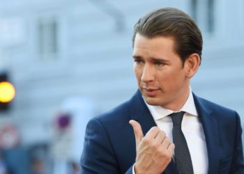 Sebastian Kurz rikthehet pas rrëzimit të qeverisë, betohet në postin e kancelarit të Austrisë