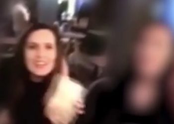VIDEO/ Gruaja e ministrit të Mjedisit duke festuar me një grusht parash në duar
