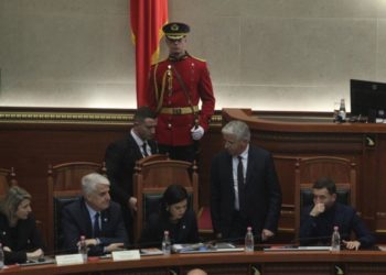 FOTO/ Lleshaj mbetet pa karrige, Murrizi nuk e kursen ironinë: Bëni tendera, dhe lini ministrat në këmbë