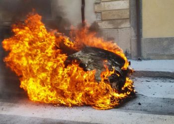 Shkrumbohet makina e parkuar në Tiranë, dyshimet e para