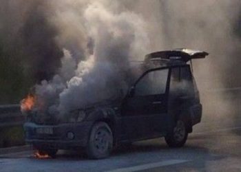 Makina shpërthen në flakë në aksin Elbasan-Cërrik, shkak përplasja me një tjetër automjet