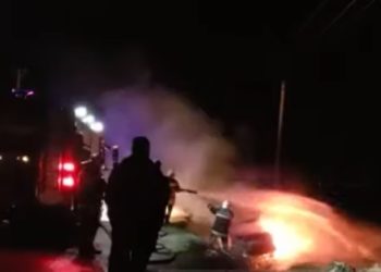 Makina shpërthen nga flakët në Vlorë pas përplasjes me shtyllës, shoferi arratiset nga vendngjarja