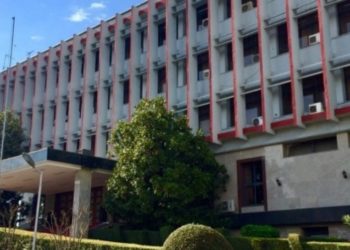 Ministria e Jashtme apel qytetarëve shqiptarë: Shmangni udhëtimet në Iran e Irak. Ja numrat ku mund të kontaktoni