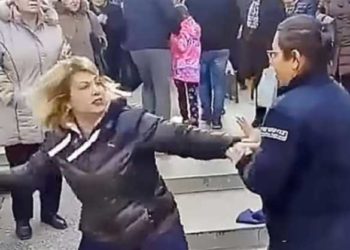 VIDEO/Shitësja ambulante rrëzon me “nokaut” policen serbe