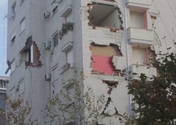 FOTO/ Grabiten natën apartamentet në pallatin e dëmtuar nga tërmeti i 26 nëntorit, hajdutët shqyejnë dyert