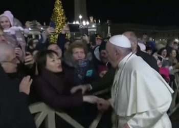 Besimtarja e tërheq me forcë, dhe reagimi i Papa Franceskun bën që video të thyejë rrjetin (Video)