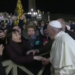 Besimtarja e tërheq me forcë, dhe reagimi i Papa Franceskun bën që video të thyejë rrjetin (Video)