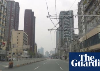 VIDEO/ Koronavirusi boshatis Pekinin, duket si qytet fantazmë. Në Wuhan banorët ‘thyejnë’ heshtjen e natës: Rezisto Wuhan