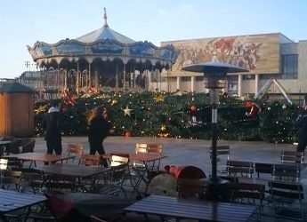 VIDEO/ Dalin pamjet, ja momenti kur rrëzohet pema e Vitit të Ri në sheshin “Skënderbej”