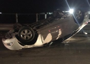 Makina përplaset me trafikndarësen dhe përfundon e përmbysur, shpëton mrekullisht shoferja