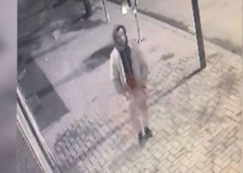 VIDEO/ Kapet autori i djegies së tetë makinave në Durrës. Momenti kur 26-vjeçari i vë flakën një tende