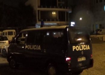 “Shkak konflikti i çastit”, policia jep detaje mbi plagosjen e dy të rinjve me armë zjarri brenda lokalit në Vlorë
