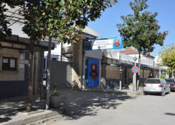 Si u “harruan” në zyrën e shefit të komisariatit të Elbasanit 9 automatikë të dorëzuar në 2017