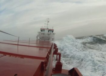 Moti i keq dhe dallgëzimi i fortë, vijon i pezulluar lundrimi në Portin e Vlorës