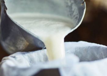 “Është më i lirë”/ Pas miellit, edhe qumështi serb “përmbyt” tregun shqiptar