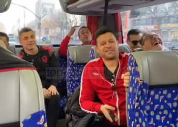 VIDEO/ Batuta në autobusin e ish-futbollistëve të Kombëtares, Raklli ngacmon Duron: A e zgjodhe numrin e fanellës?