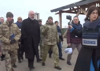 VIDEO / Rama në zonën e konfliktit në Ukrainë, stafi i kryeministrit vishet me antiplumb