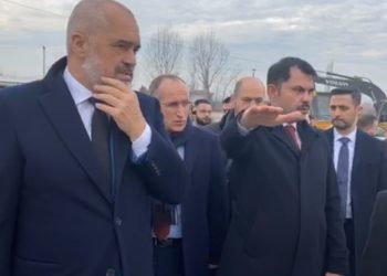 Lagjia e re në Laç pas tërmetit/ Ministri turk sheh nga afër zonën: Rrugët duhen zgjeruar. Rama: Do ketë infrastrukturë model