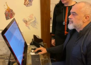“Skema e re e revolucionit të shërbimeve online”, Rama ilustron live aplikimin nga zyra e tij