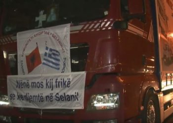 Emigrantët sjellin ndihma/ “Nënë mos ki frikë, se ke djemtë në Selanik!”