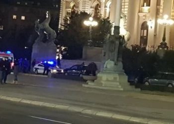 Tronditet Beogradi, 50-vjeçari vetëvritet me armë zjarri para Parlamentit (Foto)