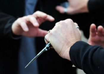 Sherr me thika tek shinat e trenit në Tiranë, i riu plagos rëndë 37-vjeçarin