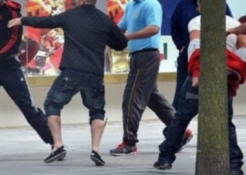 Goditën me mjete të forta zyrtarin e pushtetit lokal në Peqin, shpallen në kërkim nga policia 4 persona