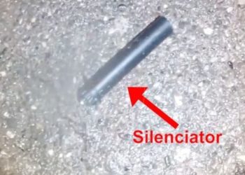 Të rinjtë tentojnë t’i ikin policisë me “BMW”, hedhin silenciatorin dhe celularin “shpërthyes” si në filma (Video)