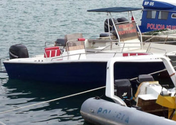 10 metra i gjatë dhe me 3 motorë/ Gjendet një skaf i braktisur në zonën e Pyllit të Sodës në Vlorë