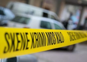 Autorët qëlluan nga një makinë në lëvizje drejt babait të 3 fëmijëve, ku dyshon policia
