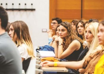 Testimi/ Vajzat shqiptare lënë pas djemtë në literaturë, matematikë dhe shkencë. Një në tre prej tyre dëshiron të bëhet…