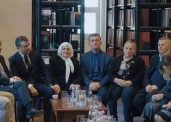 “Drejtësia e re të ndëshkojë autorët”/ Balla takon familjarët e viktimave të 21 Janarit: Shqiptarët presin zbardhjen e këtij krimi të rëndë
