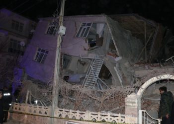 Pasojat e tërmetit në Turqi, viktima dhe ndërtesa të rrënuara (FOTO)