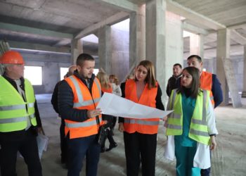 Manastirliu inspekton punimet në maternitetin ri të Beratit: Ndërtojmë dhe rehabilitojmë edhe 4  të tjerë