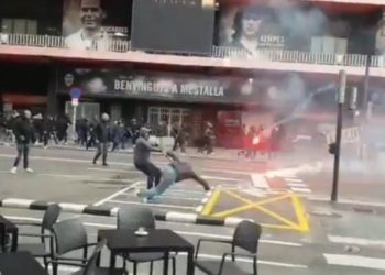 VIDEO/ Sherri me shufra hekuri, skenë lufte mes tifozëve para ndeshjes Valencia – Barcelona