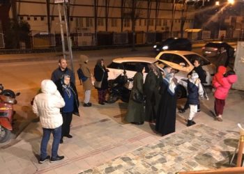 VIDEO/ Të tmerruar nga tërmeti 6.8 ballë në Turqi, njerëzit dalin në rrugë të frikësuar