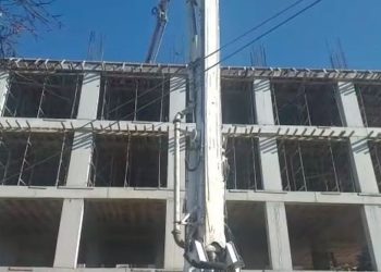 E zë poshtë vinçi në pallatin ku punonte, humb jetën punëtori në hyrje të Pazarit të Korçës