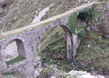 Vetëvrasja/Hidhet nga 40 m lartësi prej urës së ‘Ali Pashës’, vdes 70-vjeçari (EMRI)