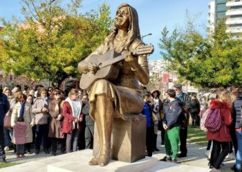 Busti i Vaçe Zelës në Lushnjë, qytetarët e ngazëllyer për të