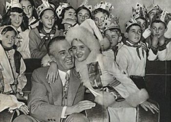 FOTO/ Ja si e festonte Enver Hoxha Vitin e Ri, nga veshja si babagjysh, tek familja, Byroja Politike dhe mbrëmja me fatosat e pionerët