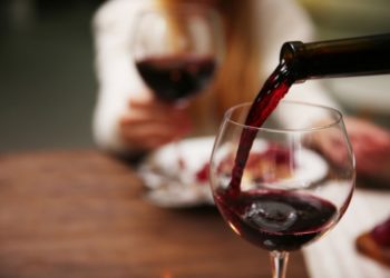 Në këto qytete jetojnë pijedashësit më të mëdhenj, rriten shpenzimet e shqiptarëve për pije dhe duhan