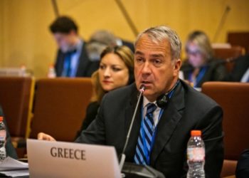 “12 mijë euro për kekun e festave”, ministri grek bën autogol me publikimin e fotos. Dhe ja pasoja