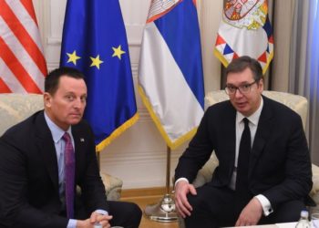 Vuçiç pas takimit me të dërguarin e Trump: Nëse hiqet taksa, flasim për ndalimin e procesit të heqjes së njohjeve të Kosovës