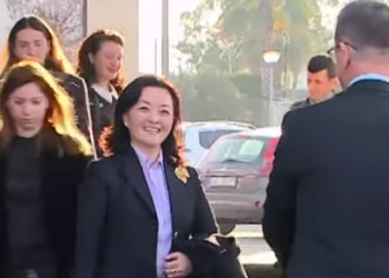 VIDEO / Mbërrin në Tiranë ambasadorja e SHBA, detaje nga pritja e Yuri Kim në Rinas