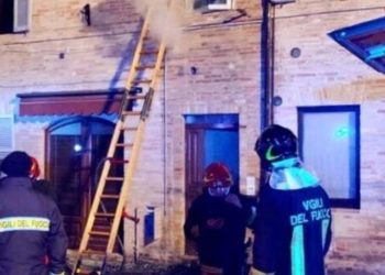 Banesa e familjes shqiptare në Itali përfshihet nga flakët, nëna arrin të shpëtojë vajzën e vogël, por humb fëmijën tjetër